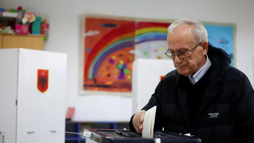 Εκλογές στην Αλβανία: Άνοιξαν οι κάλπες – 4η θητεία διεκδικεί ο Έντι Ράμα με αντίπαλο τον πρώην πρωθυπουργό Σαλί Μπερίσα