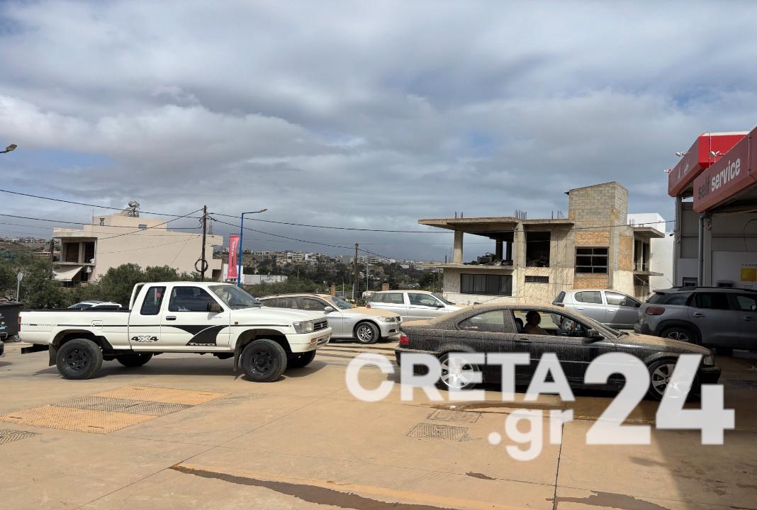 Αφρικανική σκόνη στο Ηράκλειο: «Ουρές»… με το καλημέρα στα πλυντήρια αυτοκινήτων – Εικόνες