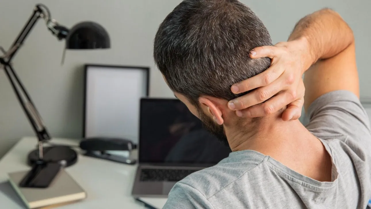 Πόσες ώρες καθισιού την ημέρα δημιουργούν πόνο στον αυχένα – Επιστήμονες απαντούν