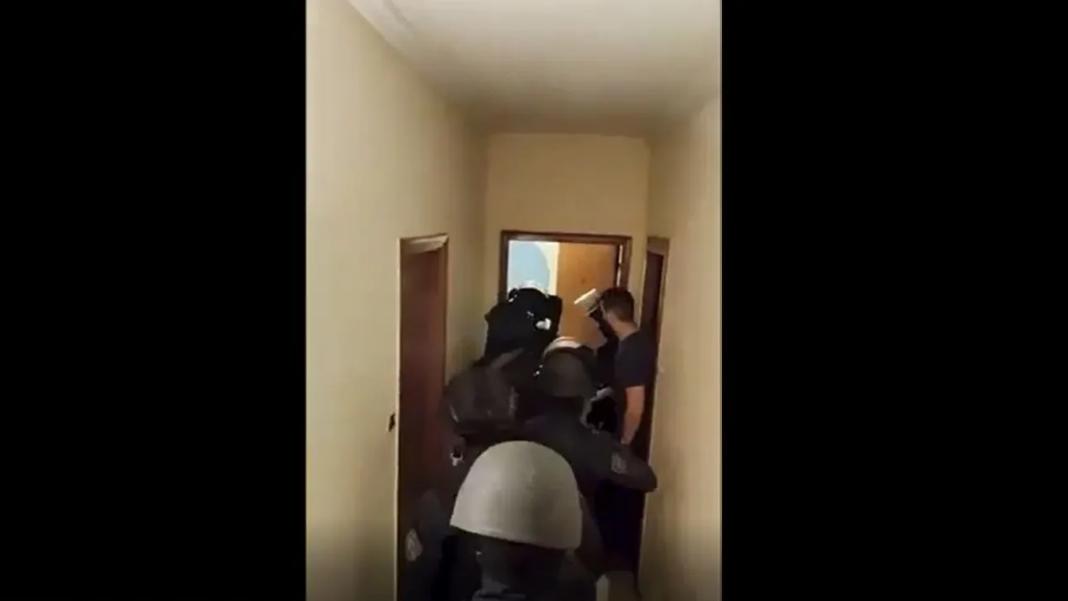 Βίντεο από την έφοδο πάνοπλων αστυνομικών στα κρυσφηγετα του κυκλώματος διακίνησης μεταναστών
