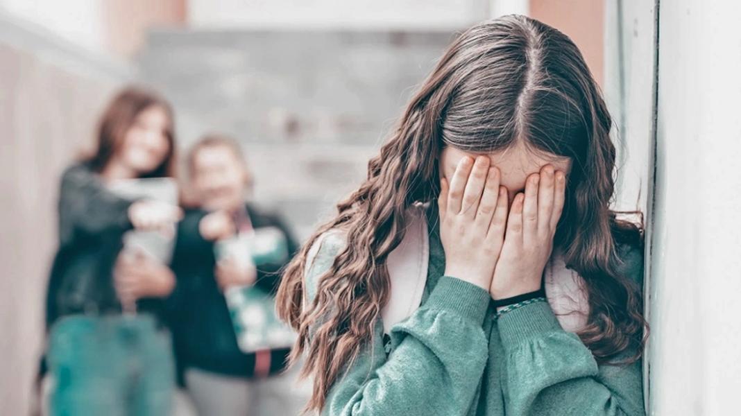 Ανήλικη μαθήτρια με σουγιά σε καυγά έξω από σχολείο – Παραπομπή στη Δικαιοσύνη