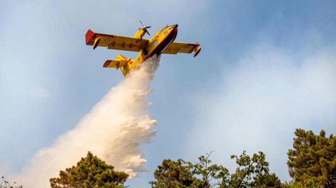 Η ΕΕ οργανώνει ομάδες πυρόσβεσης και στόλο αεροσκαφών για χώρες, όπως η Ελλάδα, που κινδυνεύουν