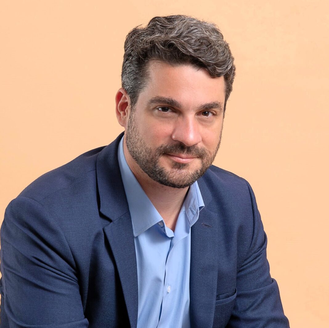 «Κατανοώ την αγανάκτηση του Βλαδίμηρου Κυριακίδη» – Η απάντηση του δημάρχου Χανίων για το επεισόδιο στην παράσταση στην Αν. Τάφρο