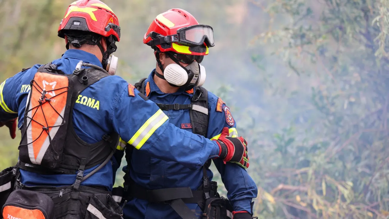Μήνυμα από το 112 για τη φωτιά στο Μαρκόπουλο: «Παραμείνετε σε εσωτερικούς χώρους»