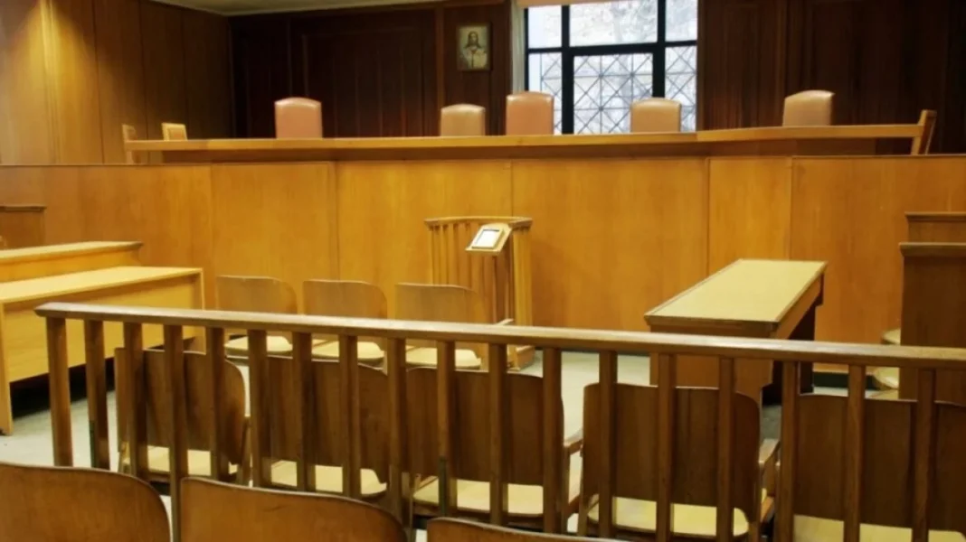 Ξύπνησε τη σύζυγό του με… κεφαλοκλείδωμα για να πάει στη δουλειά