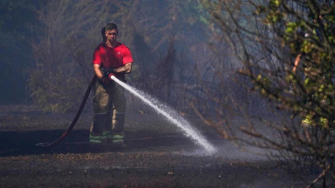 Φωτιά ξέσπασε σε πρώην αεροπορική βάση στη Βρετανία – Τρεις νεκροί και δύο τραυματίες