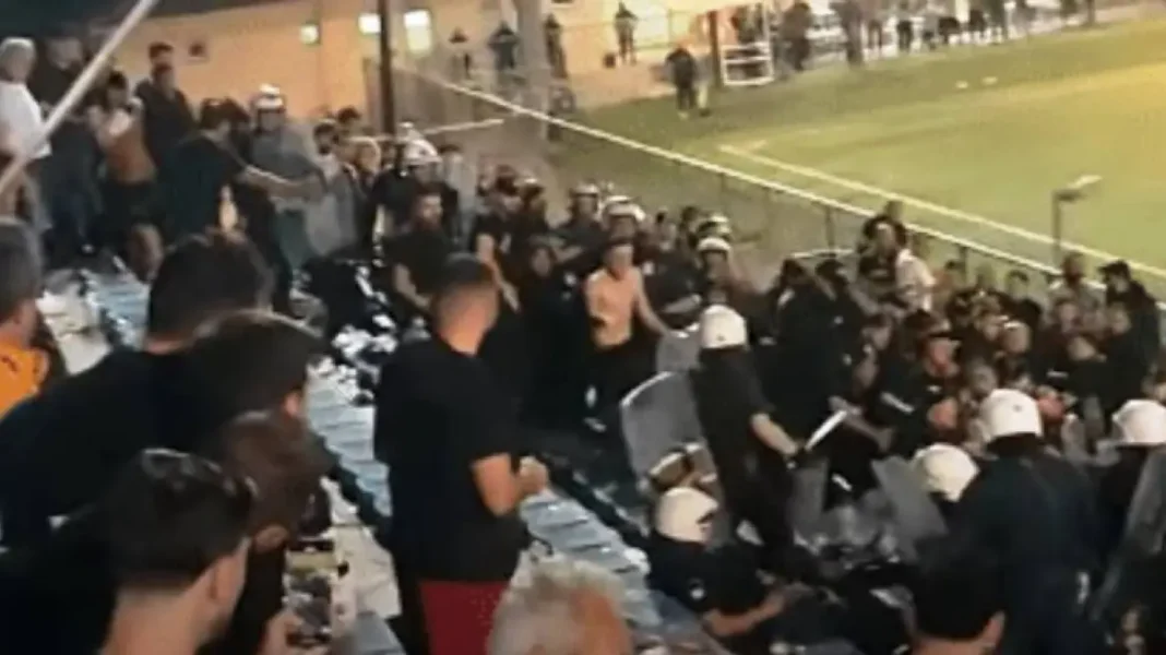Άγρια επεισόδια σε ερασιτεχνικό αγώνα ποδοσφαίρου – Μάχες σώμα με σώμα των αστυνομικών με φιλάθλους