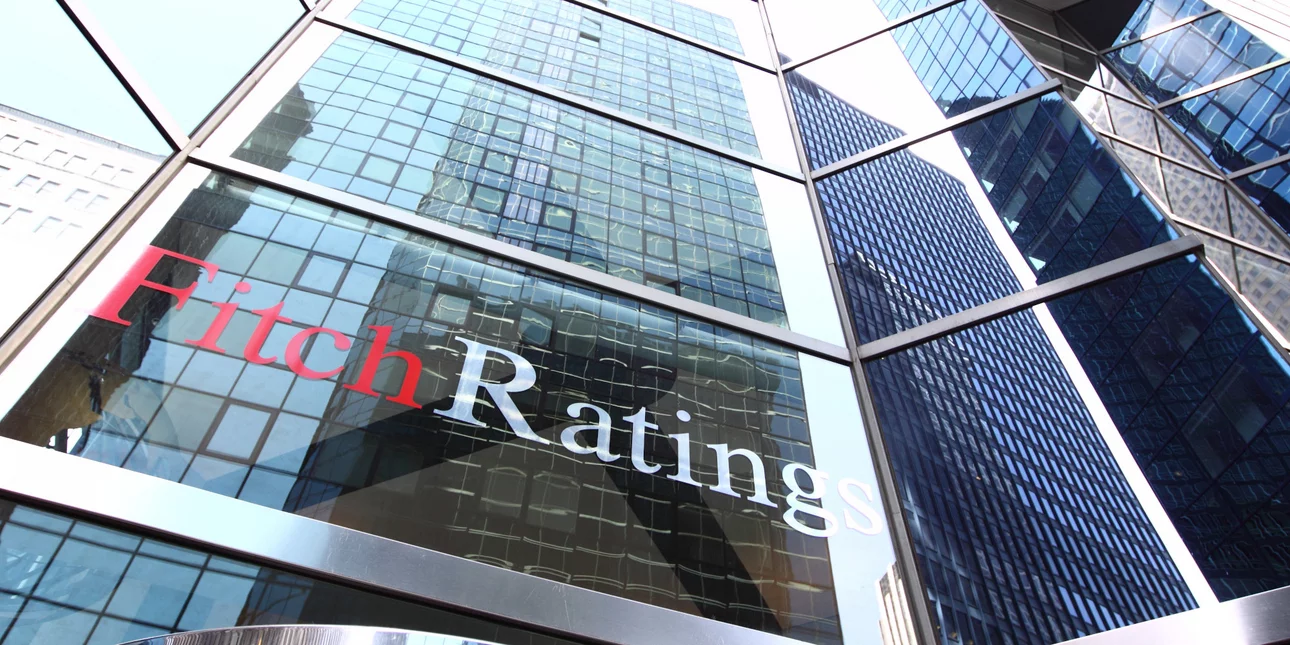 Τι σημαίνει η αναβάθμιση των προοπτικών της ελληνικής οικονομίας σε «θετικές», από τον Fitch