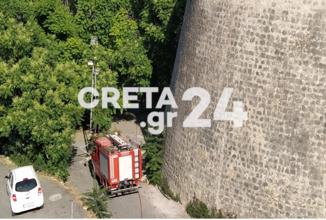 Συναγερμός για φωτιά στο κέντρο του Ηρακλείου – Εικόνες