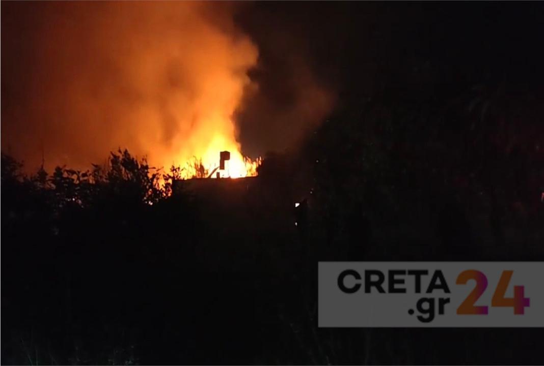 Κινδύνεψαν σπίτια και ξενοδοχείο από τη φωτιά στη Σητεία – Βίντεο
