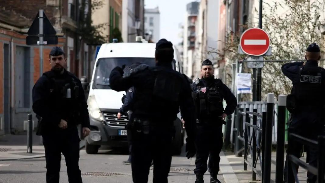 Γαλλία: 55 συλλήψεις για παιδική πορνογραφία – Μεταξύ των συλληφθέντων ένας ιερέας και «καλοί οικογενειάρχες»