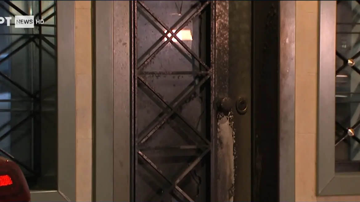 Γκαζάκια στην είσοδο πολυκατοικίας που μένει βουλευτής της ΝΔ