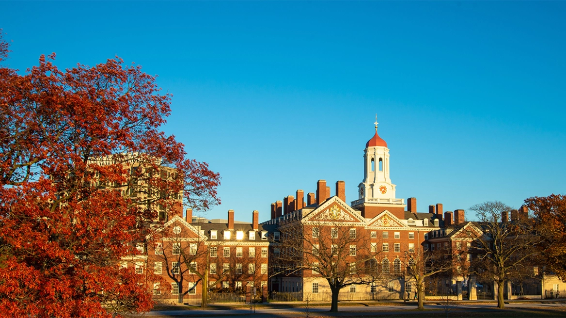 Τι σημαίνει η απόφαση Τραμπ να αποκλείσει τους ξένους φοιτητές από το Χάρβαρντ – Γιατί επιμένει στον πόλεμο με το κορυφαίο πανεπιστήμιο