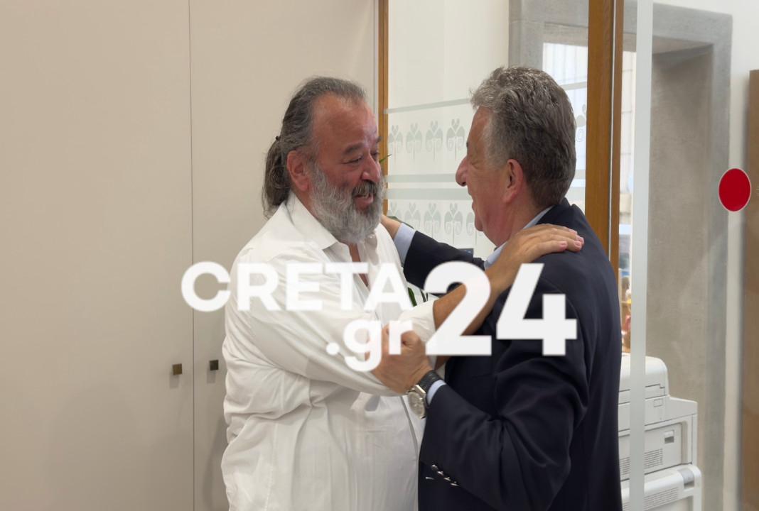 Ξαφνική επίσκεψη Ηλιόπουλου στο γραφείο του Αρναουτάκη!