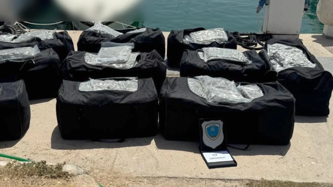 Βρήκαν 194 κιλά κάνναβης σε ταχύπλοο σε παραλία – Δείτε φωτογραφίες
