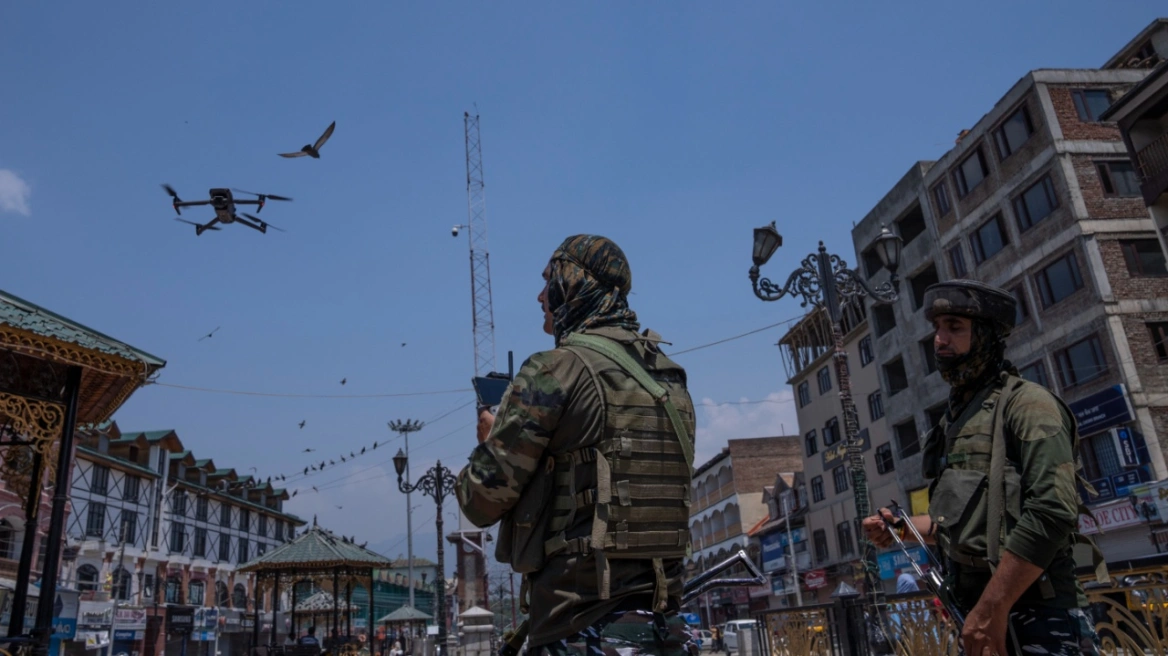 Κλιμακώνεται η ένταση στο Κασμίρ: Πακιστάν και Ινδία αλληλοκατηγορούνται για επιθέσεις με drones