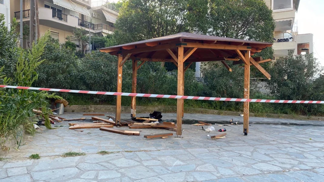 Μεθυσμένος οδηγός έπεσε σε κιόσκι όπου καθόταν παρέα νεαρών – Δύο τραυματίες