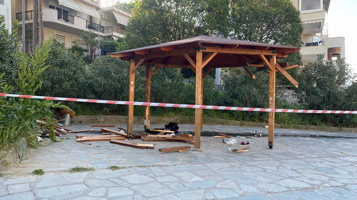 Μεθυσμένος οδηγός έπεσε σε κιόσκι όπου καθόταν παρέα νεαρών – Δύο τραυματίες