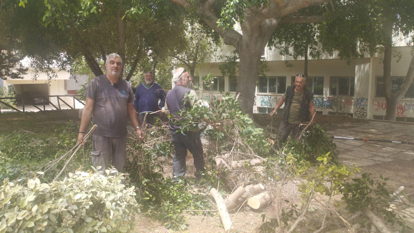 Hράκλειο: Μεγάλο κλαδί δέντρου έπεσε στο πεζοδρόμιο