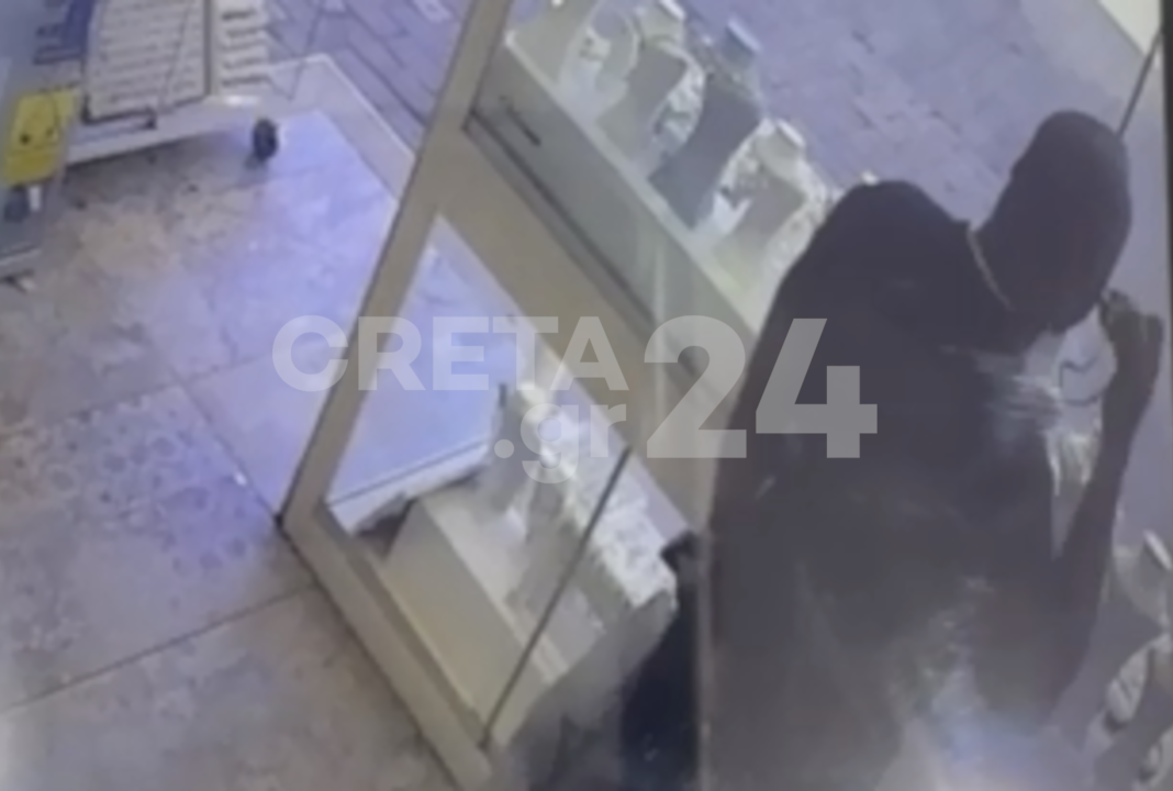 Ηράκλειο: Με… ταχυδακτυλουργικές κινήσεις άρπαξε το διαμαντένιο κολιέ ο 41χρονος (βίντεο)