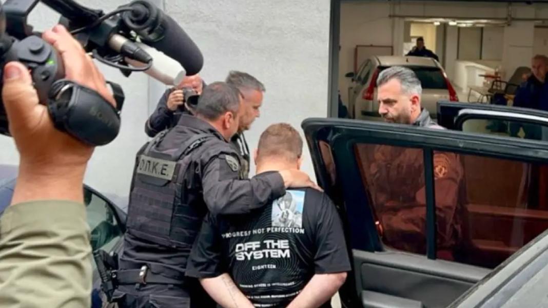 Με σκυμμένο το κεφάλι στα δικαστήρια ο 21χρονος που σκότωσε τη μητέρα του