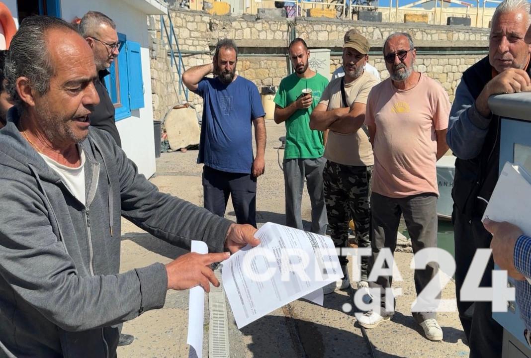«Φουρτούνες» στο λιμάνι του Ηρακλείου από τα υπέρογκα τέλη – «Θα παραδώσουμε τις άδειες μας», λένε οι αλιείς