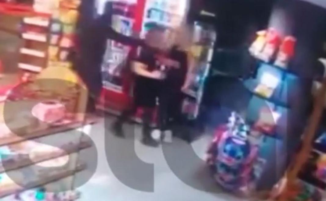 Ληστής μπούκαρε σε μίνι μάρκετ και απείλησε με μαχαίρι δύο γυναίκες – Βίντεο