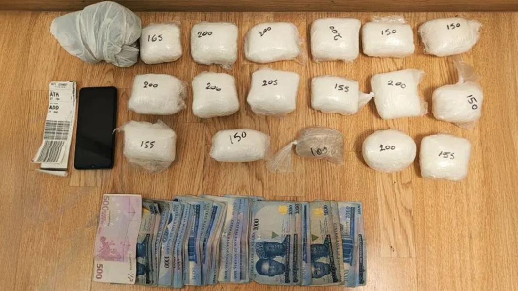 Χειροπέδες σε 28χρονο στο «Ελ. Βενιζέλος» – Είχε κρύψει 2,8 κιλά κοκαΐνη μέσα σε σακούλες με αποξηραμένες γαρίδες