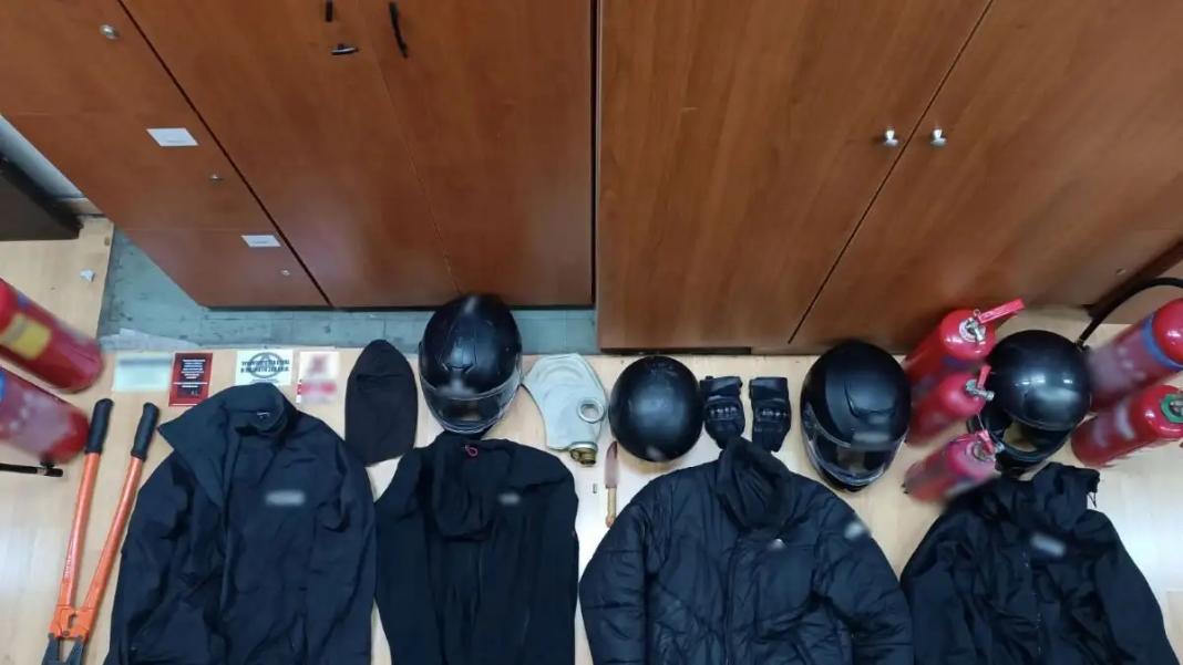Για ένα κακούργημα και 8 πλημμελήματα κατηγορούνται οι 6 για την επίθεση στη Νομική