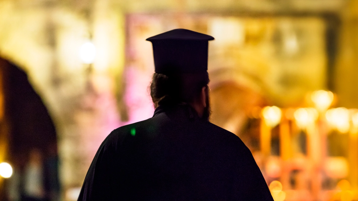 Παπάς ήταν πληροφοριοδότης για ληστεία ηλικιωμένης – Η οργή των δραστών και η κατάθεση του θύματος