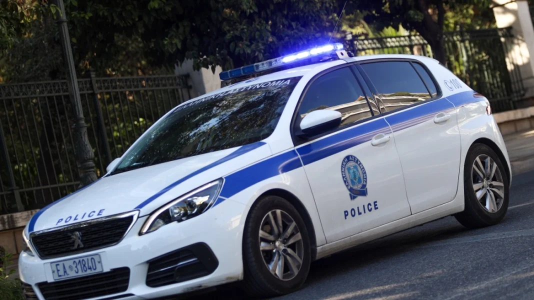 Χειροπέδες σε τρία άτομα για βανδαλισμό σε σχολείο – Έγραφαν συνθήματα της Χρυσής Αυγής