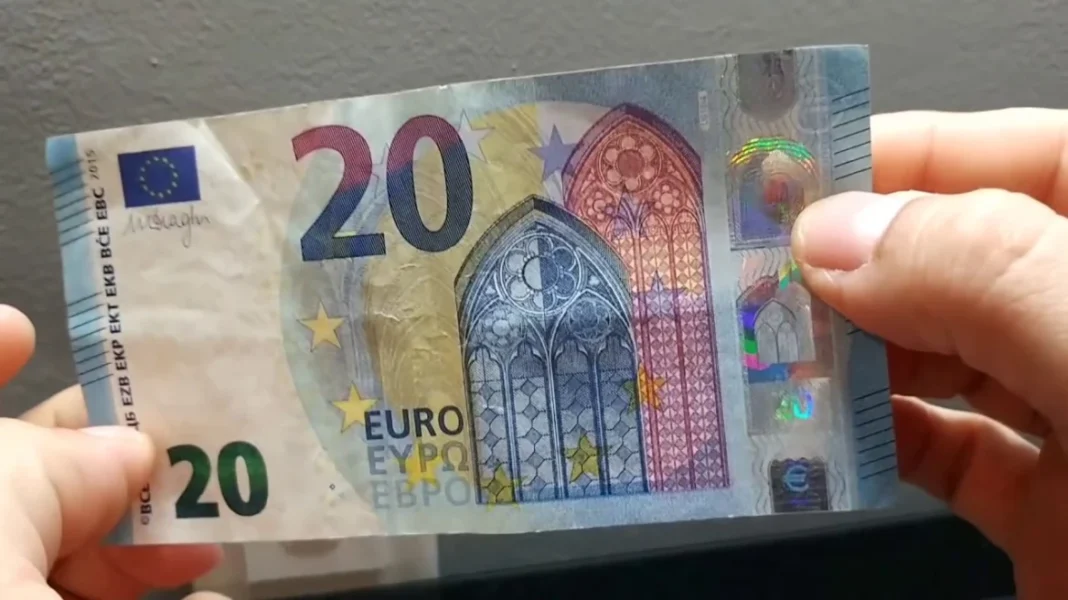 Χειροπέδες σε δεκαεξάχρονο για πλαστά χαρτονομίσματα των είκοσι ευρώ