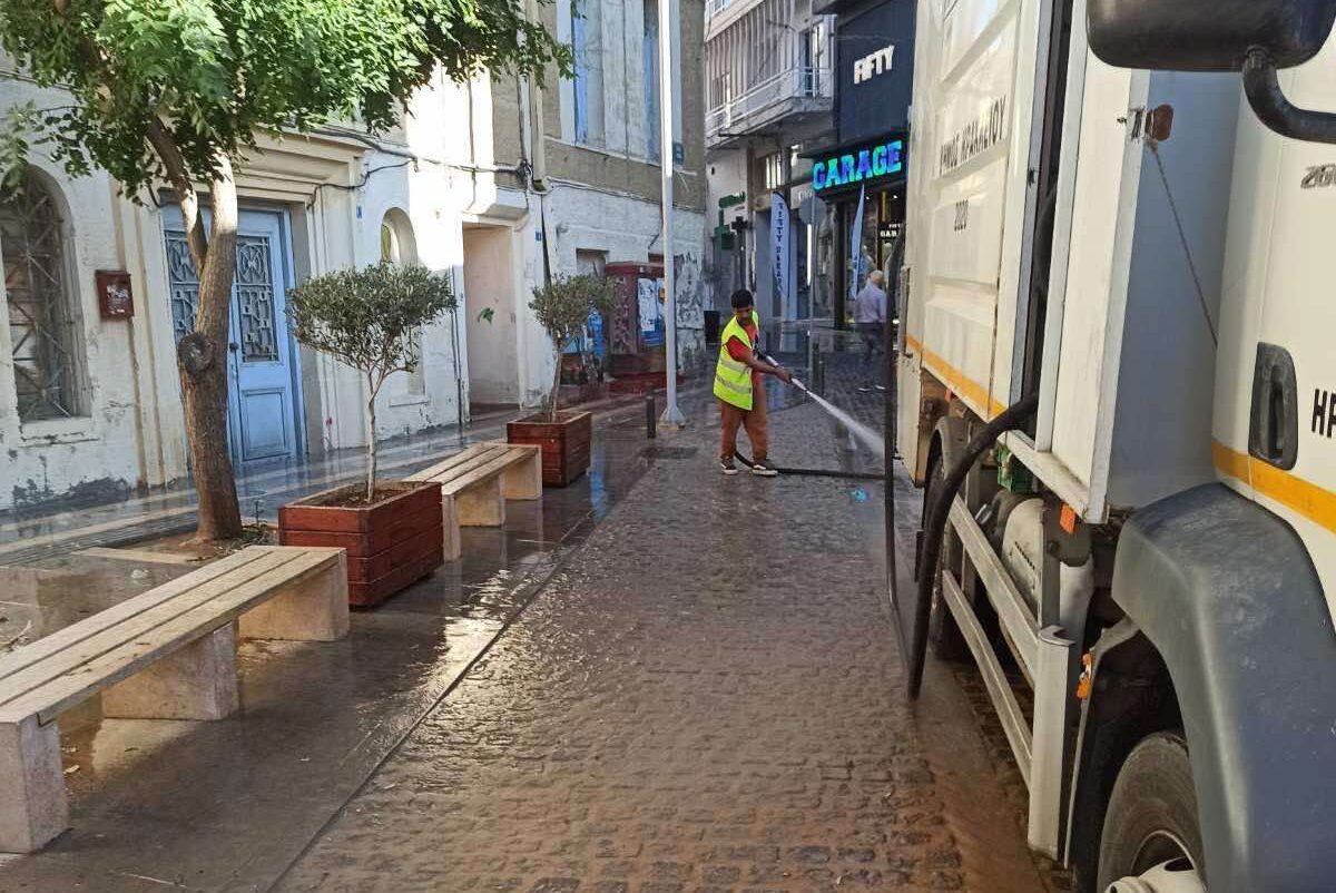 Ηράκλειο: «Μάχη» για τον καθαρισμό της πόλης από την σκόνη