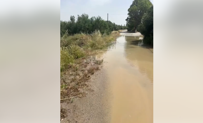 Μεσαρά: Σε… ποτάμι μετατράπηκε δρόμος λόγω σπασμένου αγωγού
