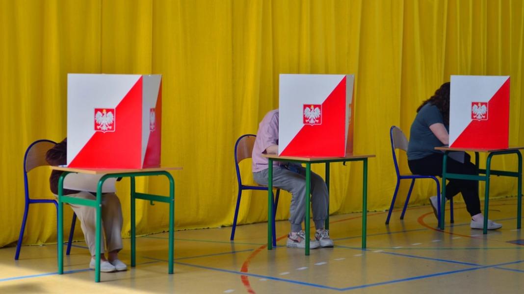 Στις κάλπες σήμερα οι Πολωνοί για εκλογή προέδρου – Προβάδισμα στον δήμαρχο Βαρσοβίας δείχνουν οι δημοσκοπήσεις