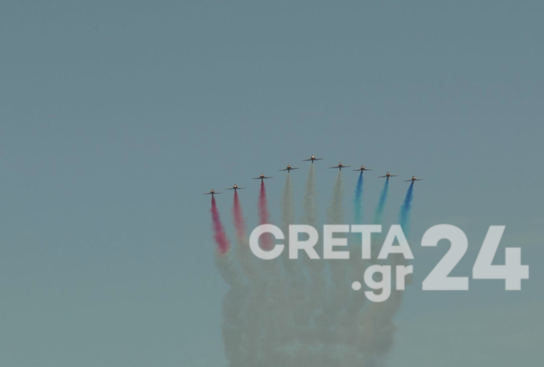 Χανιά: Τα Red Arrows της Βρετανικής Αεροπορίας «έσκισαν» τον ουρανό