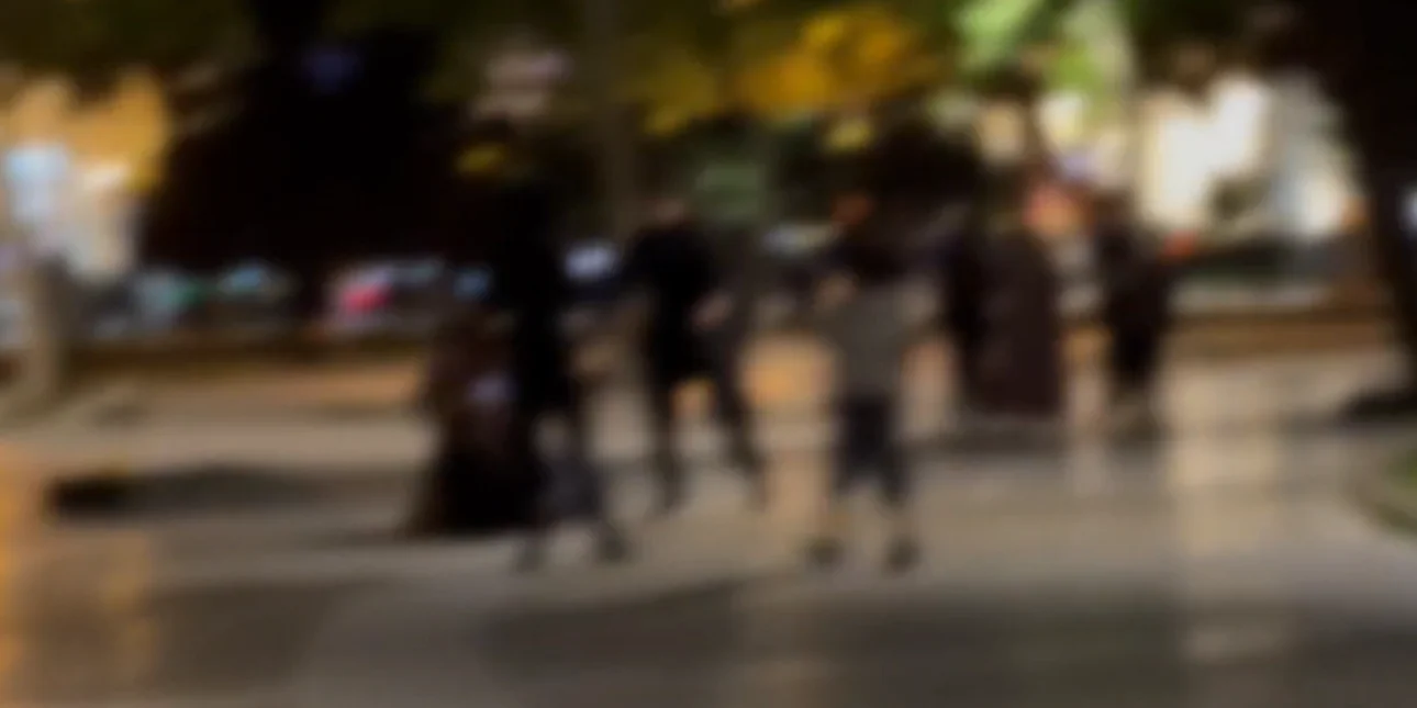 Απίστευτο ξύλο μεταξύ ανήλικων κοριτσιών – Πιάστηκαν στα χέρια στη μέση της πλατείας