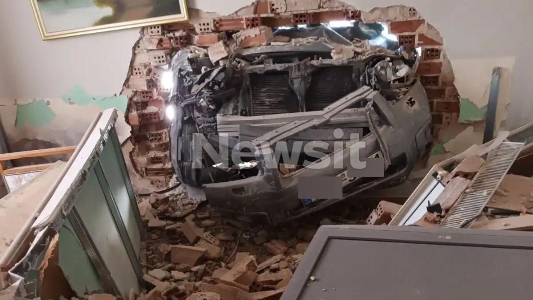 Αυτοκίνητο «μπούκαρε» στο σαλόνι ηλικιωμένης – «Πίστεψα πως έπεσε κεραυνός»