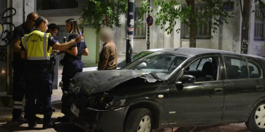 Σφοδρή σύγκρουση αυτοκινήτων – Τραυματίστηκαν μητέρα με το παιδί της που διέσχιζαν το δρόμο