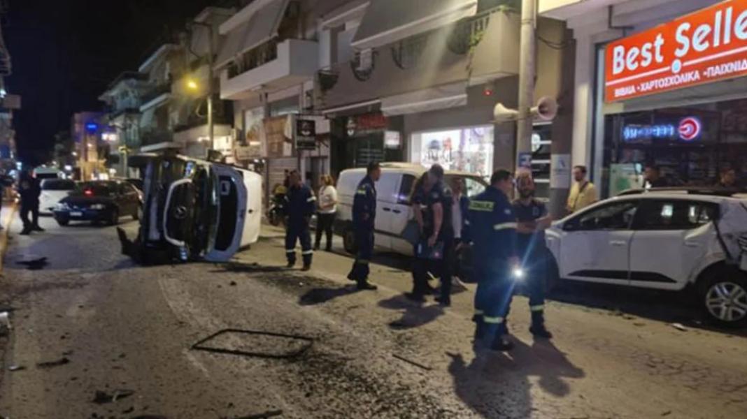 Τρομακτικό τροχαίο: ΙΧ συγκρούστηκε με mini-bus και ανετράπη, δείτε βίντεο