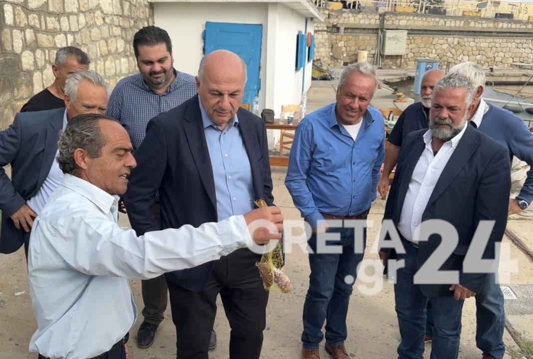 Ηράκλειο: Με λαγόψαρα υποδέχτηκαν τον Τσιάρα οι αλιείς – Σχέδιο για την μείωση του πληθυσμού τους υποσχέθηκε ο υπουργός