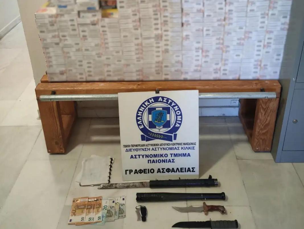 Είχε στο σπίτι και στο αυτοκίνητό του πάνω από 80.000 λαθραία τσιγάρα – Στην κατοχή του βρέθηκαν και μαχαίρια