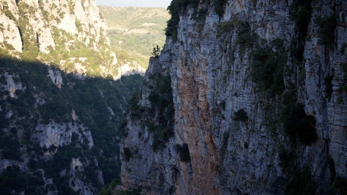 Επιχείρηση διάσωσης δύο πεζοπόρων σε χαράδρα