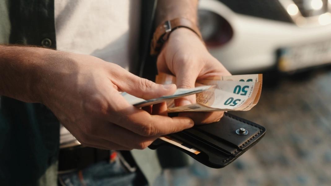 Συναγερμός για τις κυβερνοεπιθέσεις στην Ευρώπη: Σουηδία, Νορβηγία και Ολλανδία επιστρέφουν στα μετρητά