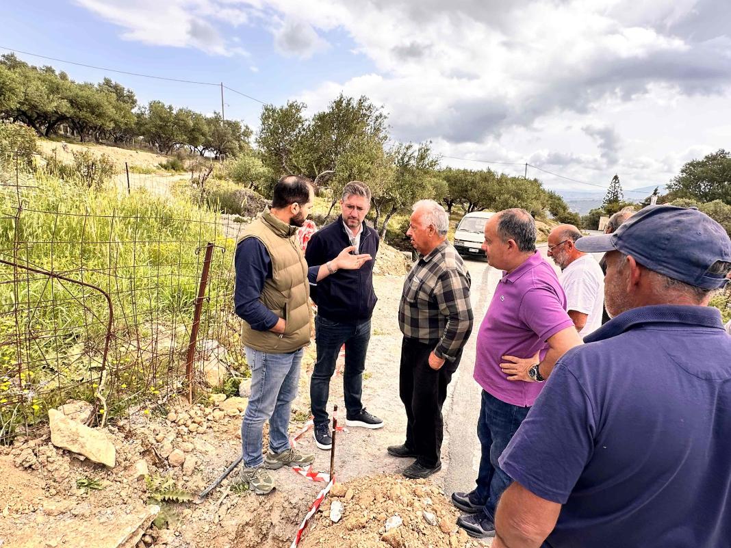 Αυτοψία του Δημάρχου Μαλεβιζίου στο έργο αντικατάστασης τμήματος του δικτύου ύδρευσης από τον Κρουσώνα προς την Αγία Ειρήνη