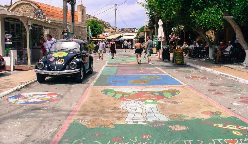 Η συγκλονιστική ζωγραφιά για τα Τέμπη στο Matala Street Painting