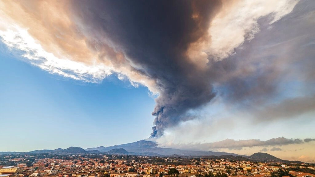 Η στιγμή που το ηφαίστειο της Αίτνας εκρήγνυται – Πανικόβλητοι τουρίστες απομακρύνονται τρέχοντας