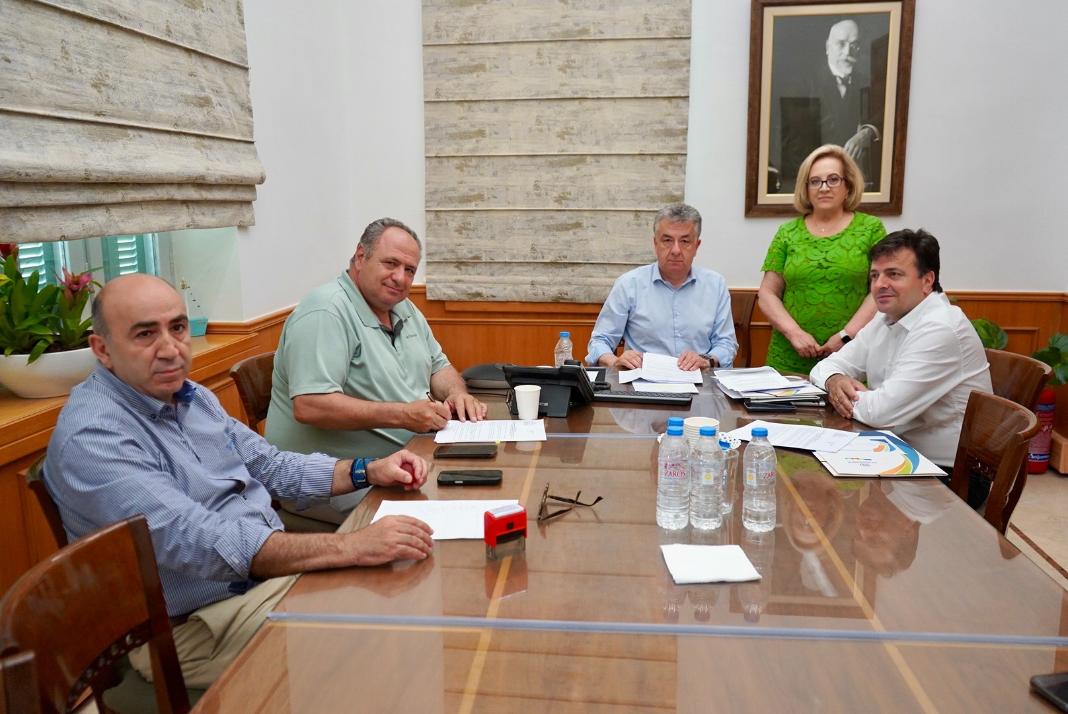 Υπογράφηκε τριετής σύμβαση μεταφοράς μαθητών της Π.Ε. Ηρακλείου από τον Περιφερειάρχη Κρήτης