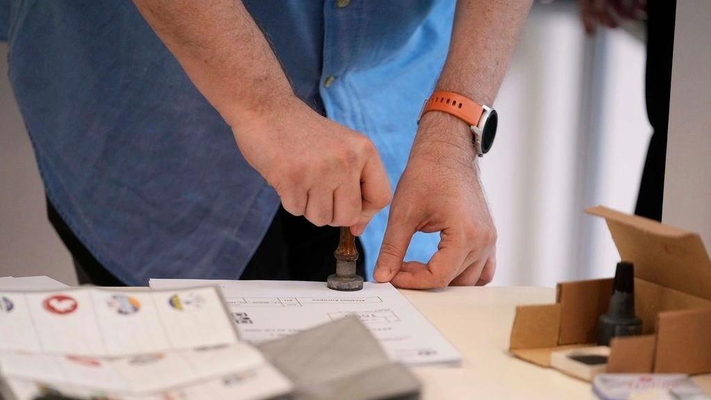 Στις κάλπες οι Ιταλοί για να εκφράσουν τη βούλησή τους σχετικά με πέντε δημοψηφίσματα