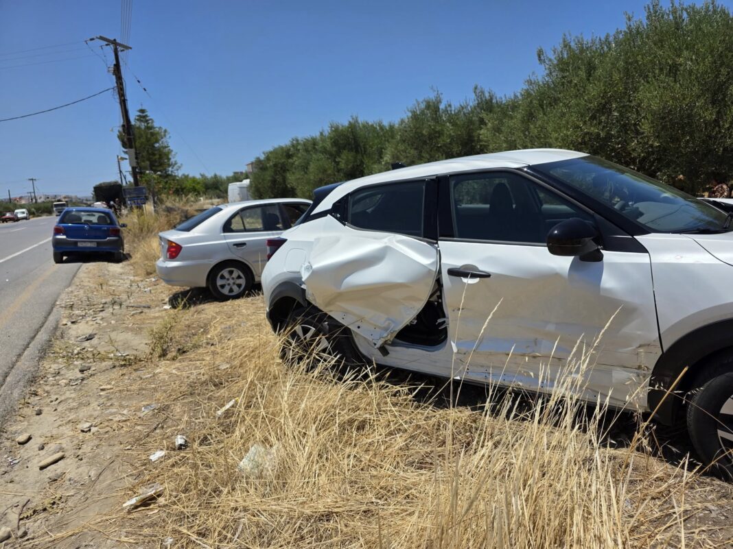 Ηράκλειο: Σφοδρή σύγκρουση αυτοκινήτων – Κατέληξαν σε χωράφι